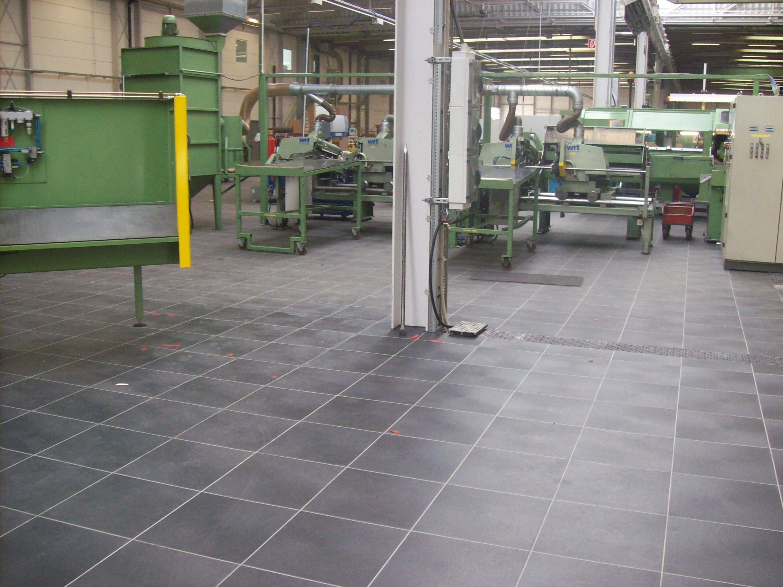 Ibotac Step in einer Produktionshalle